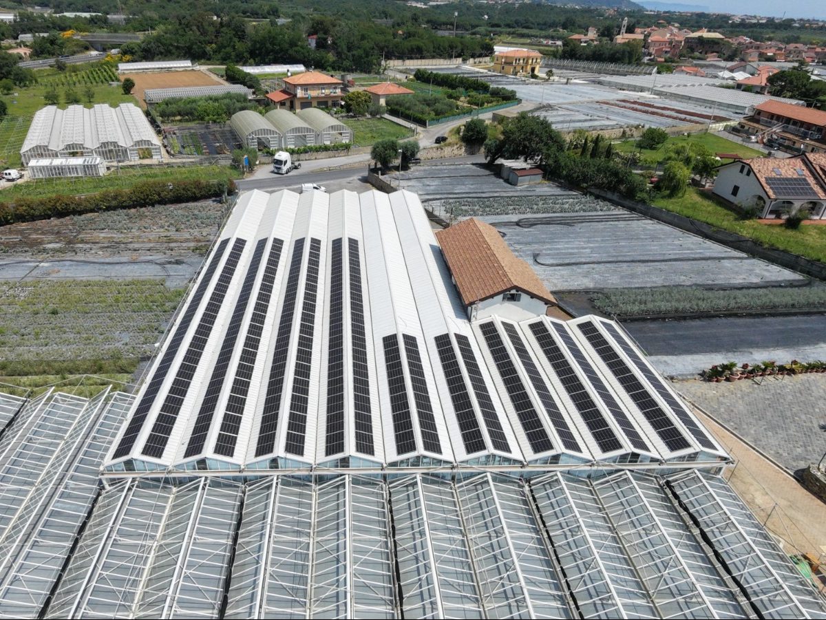 Impianto fotovoltaico realizzato con moduli Trina Solar da 455Wp, abbinati a tre inverter Huawei Sun2000 da 20, 25 e 50kW e un sistema di accumulo da 28kWh sempre targato Huawei (Luna2000-7).