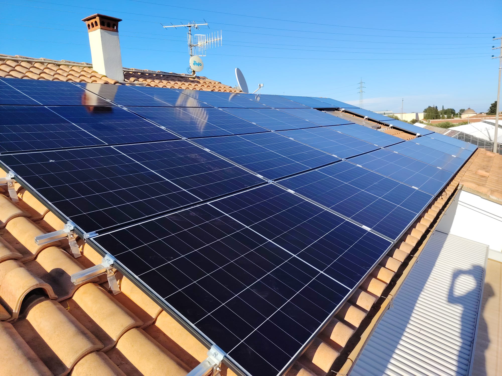 Impianto fotovoltaico realizzato con moduli Aiko da 470Wp, abbinati ad un inverter Huawei Sun2000-10KL-MAP0 e un sistema di accumulo composto da 2 moduli Huawei Luna2000-7 per un totale di 14kWh.