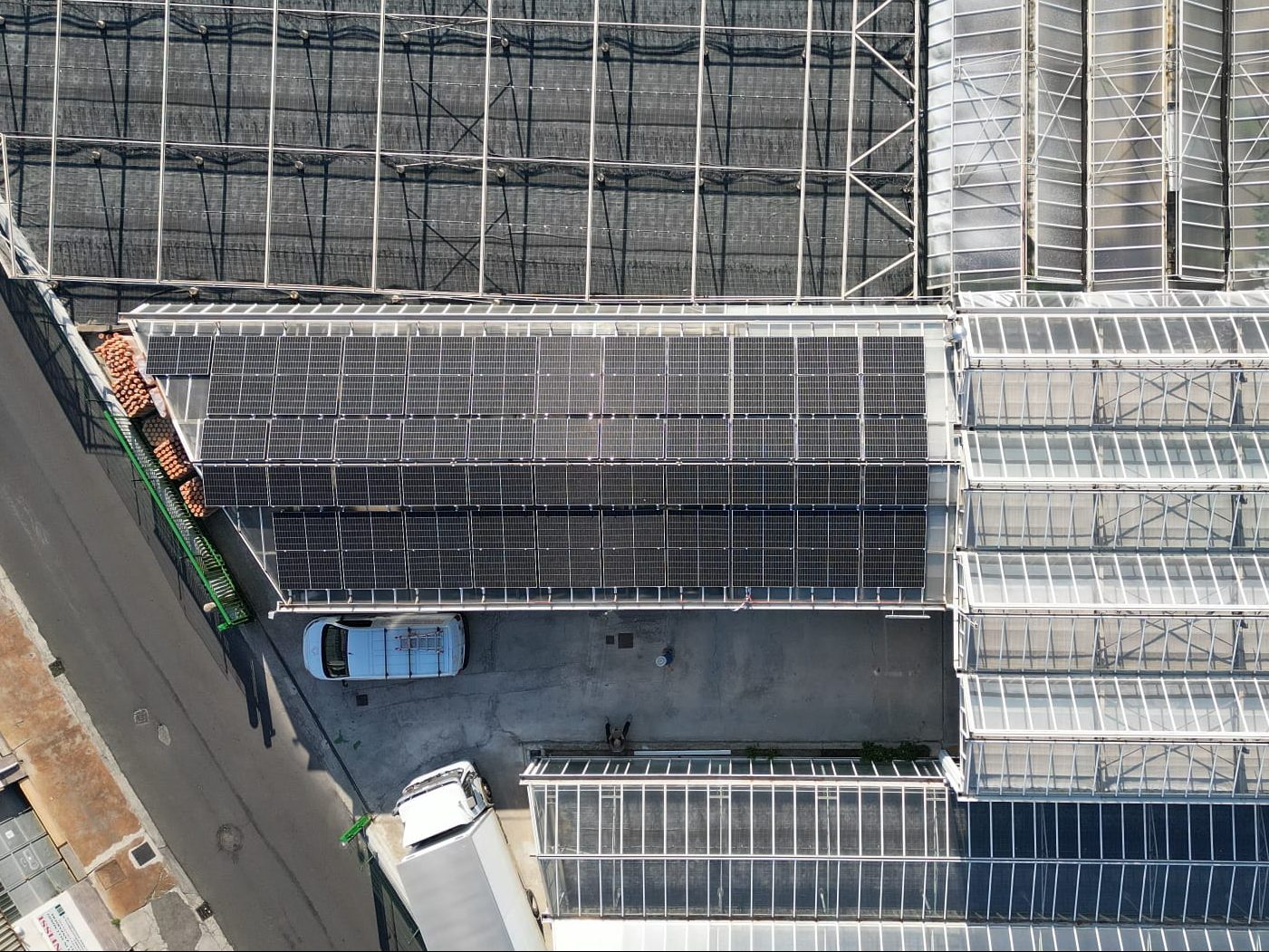 Impianto fotovoltaico realizzato con moduli Trina Solar da 455Wp, abbinati ad un inverter Huawei Sun2000-20K-MB0 e un sistema di accumulo composto da 5 moduli Huawei Luna2000-7 per un totale di 35kWh.